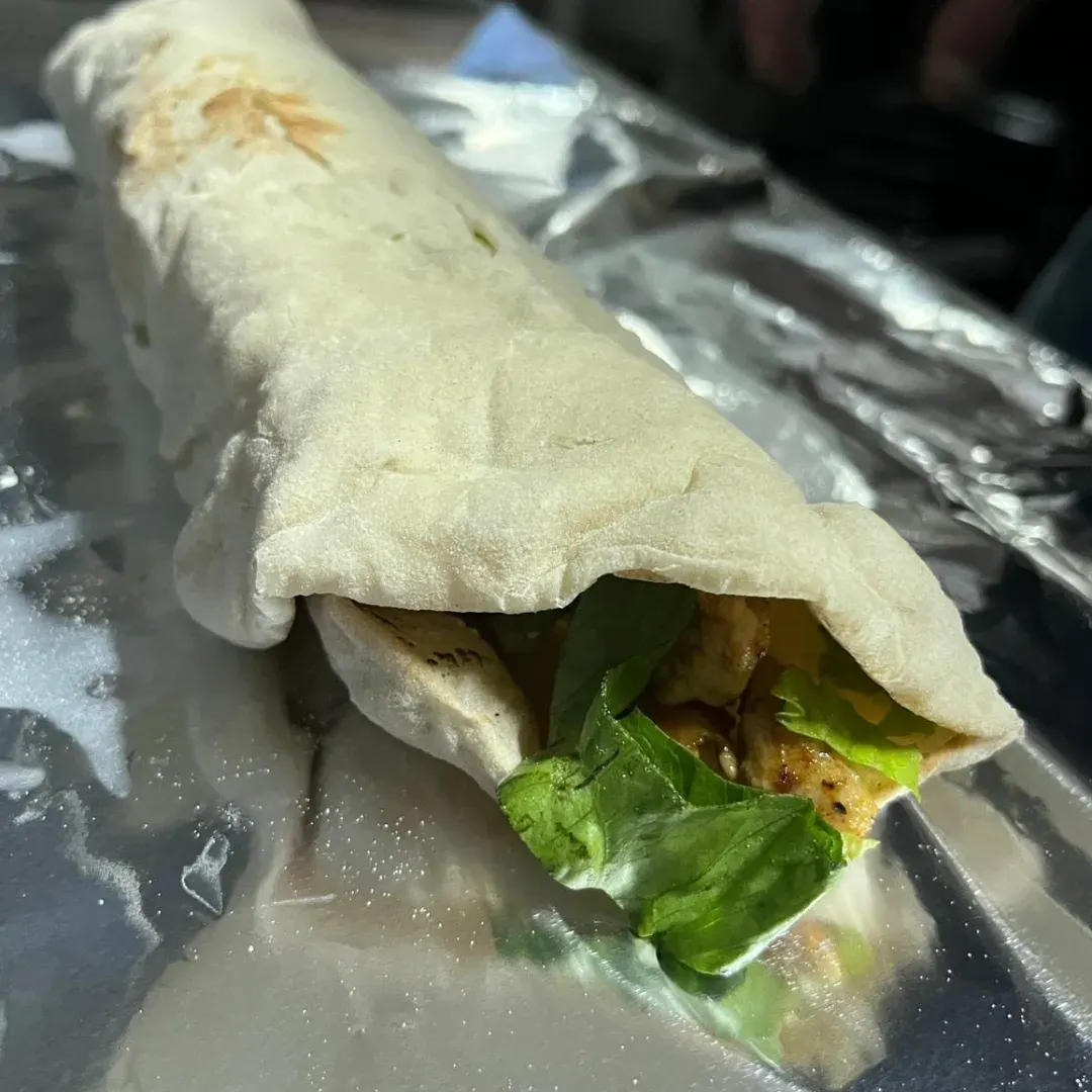Rullekebab med kylling og salat i nybakt brød